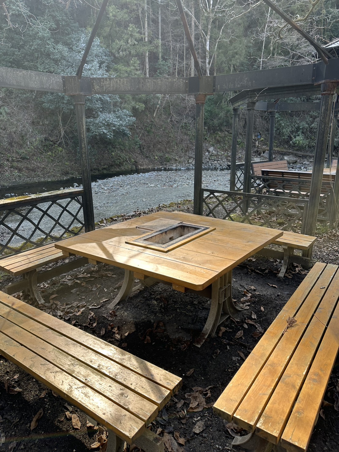 川沿いBBQテーブル